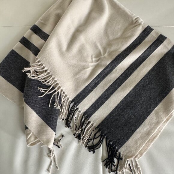 Brand new, never worn, Large Wool Wrap/ Scarf/ Shawl - Picture 1 of 6